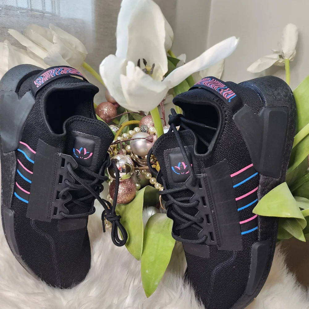 Adidas NMD_R1 V2 Mens SHOESSize10.5 new - Picture 1 of 11
